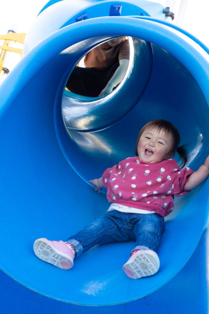 滑り台で遊ぶ女の子